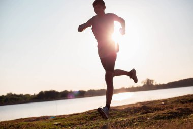 Sokakta koşucu olan adam egzersiz için çalışıyor.