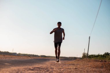 Sokakta koşucu olan adam egzersiz için çalışıyor.
