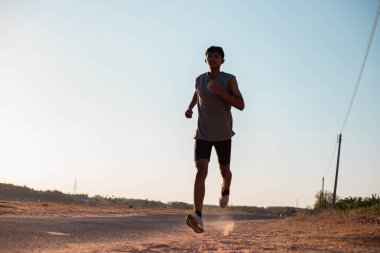 Sokakta koşucu olan adam egzersiz için çalışıyor.