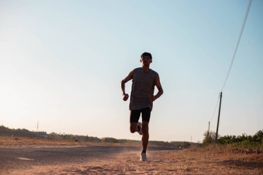 Sokakta koşucu olan adam egzersiz için çalışıyor.