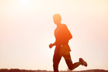 Sokakta koşucu olan adam egzersiz için çalışıyor.