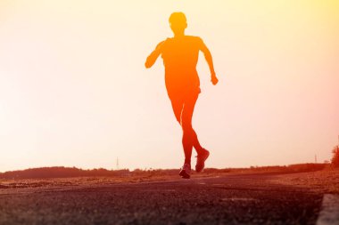 Sokakta koşucu olan adam egzersiz için çalışıyor.