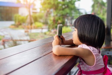 Asyalı Çocuk İletişim için Mutlu Telefon Kullan