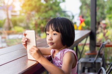 Asyalı Çocuk İletişim için Mutlu Telefon Kullan