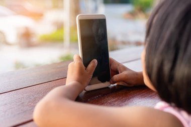 Asyalı Çocuk İletişim için Mutlu Telefon Kullan