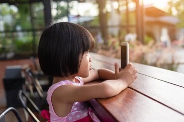 Asyalı Çocuk İletişim için Mutlu Telefon Kullan