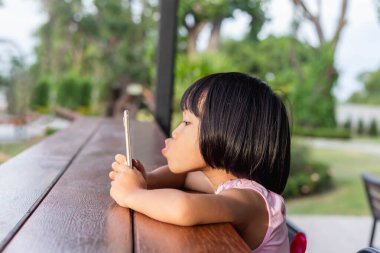 Asyalı Çocuk İletişim için Mutlu Telefon Kullan