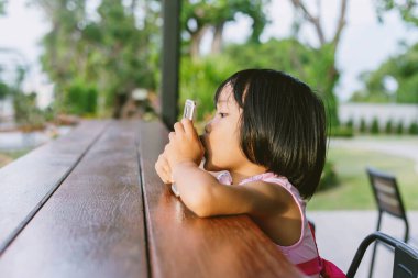 Asyalı Çocuk İletişim için Mutlu Telefon Kullan