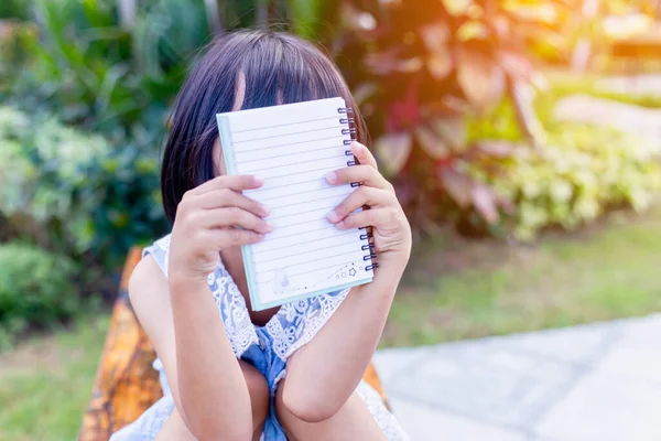 Felice Ragazza Bambino Carino Sullo Sfondo Verde Sfocatura — Foto Stock