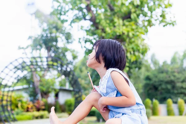 Happy Cute Gadis Anak Latar Belakang Hijau Kabur — Stok Foto
