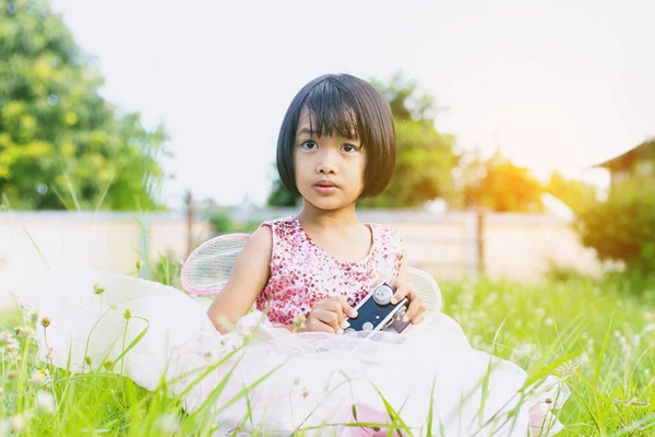 Мила Маленька Щаслива Дівчинка Старовинною Фотокамерою Відкритому Повітрі — стокове фото