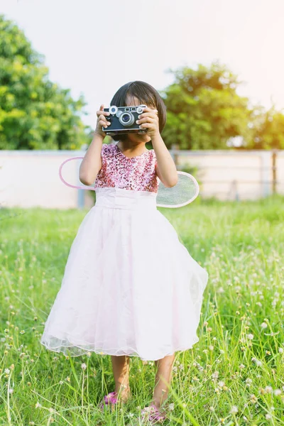 Gadis Kecil Yang Lucu Dengan Kamera Foto Antik Luar Ruangan — Stok Foto