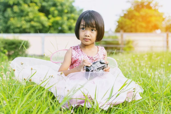 Linda Niña Feliz Con Cámara Fotos Vintage Aire Libre —  Fotos de Stock