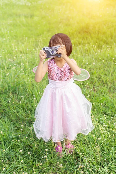 在户外带着老式摄影相机的可爱的快乐小女孩 — 图库照片