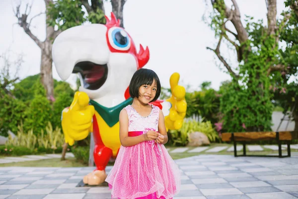 Menina Criança Bonito Feliz Fundo Verde Borrão — Fotografia de Stock