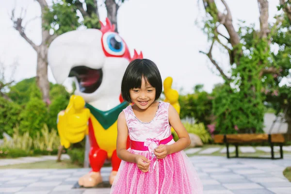 Menina Criança Bonito Feliz Fundo Verde Borrão — Fotografia de Stock