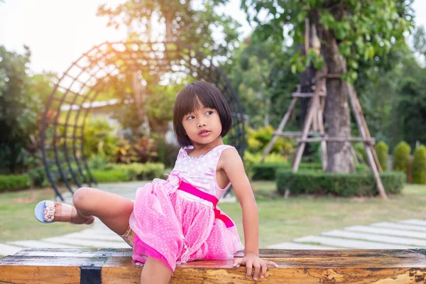 Glücklich Niedliches Kind Mädchen Auf Dem Unscharfen Grünen Hintergrund — Stockfoto