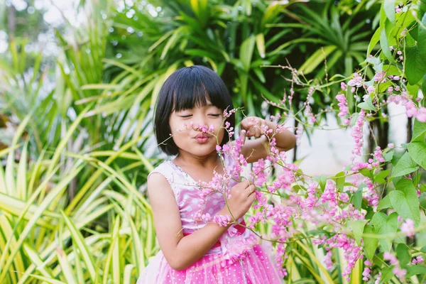 Glücklich Niedliches Kind Mädchen Auf Dem Unscharfen Grünen Hintergrund — Stockfoto