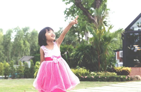 Bulanık Yeşil Arka Planda Mutlu Tatlı Kız Çocuğu — Stok fotoğraf