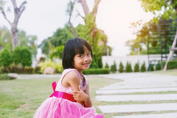 Feliz Niña Linda Fondo Verde Borroso —  Fotos de Stock