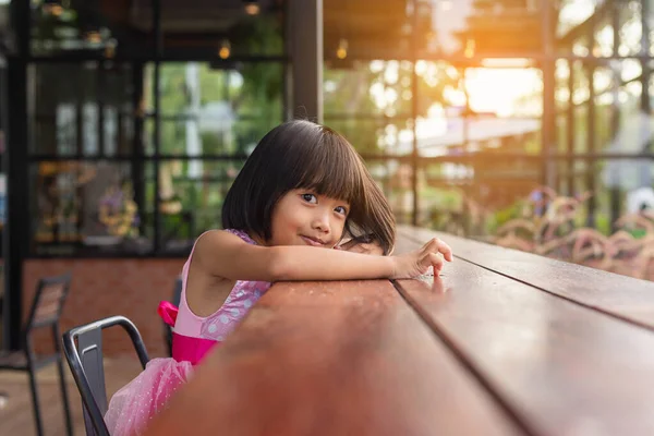 Feliz Niña Linda Fondo Verde Borroso —  Fotos de Stock