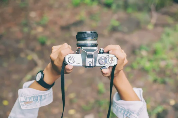 Sesión Fotos Primer Plano Joven Hermosa Fotógrafa Tomando Fotos Con —  Fotos de Stock