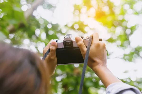 Sesión Fotos Primer Plano Joven Hermosa Fotógrafa Tomando Fotos Con —  Fotos de Stock