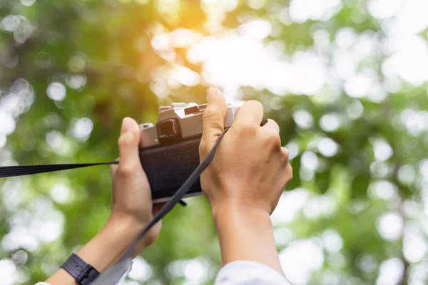 Sesión Fotos Primer Plano Joven Hermosa Fotógrafa Tomando Fotos Con —  Fotos de Stock