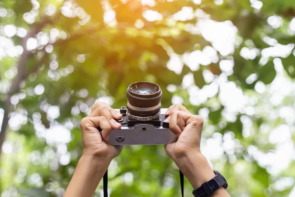 Sesión Fotos Primer Plano Joven Hermosa Fotógrafa Tomando Fotos Con —  Fotos de Stock