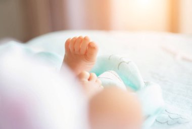 Tatlı Asyalı bebek, yeni doğmuş. Yaklaş.