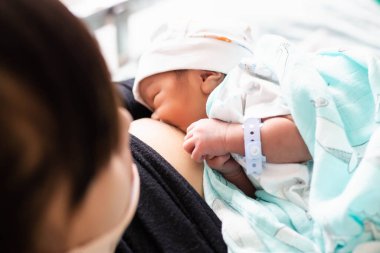 Tatlı Asyalı bebek, yeni doğmuş. Yaklaş.