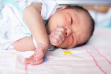 Tatlı Asyalı bebek, yeni doğmuş. Yaklaş.