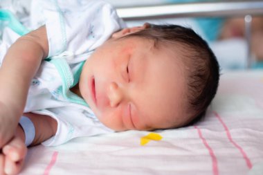 Tatlı Asyalı bebek, yeni doğmuş. Yaklaş.