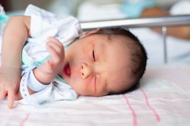 Tatlı Asyalı bebek, yeni doğmuş. Yaklaş.