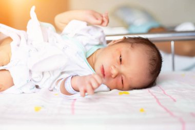 Tatlı Asyalı bebek, yeni doğmuş. Yaklaş.