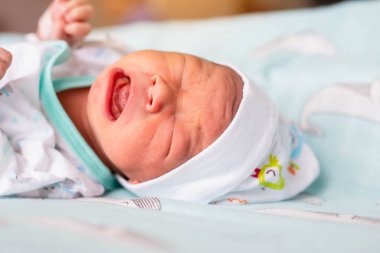 Tatlı Asyalı bebek, yeni doğmuş. Yaklaş.