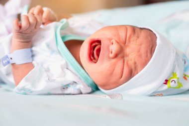 Tatlı Asyalı bebek, yeni doğmuş. Yaklaş.