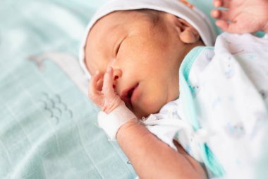 Yeni doğan küçük narin bir el - yakın portre