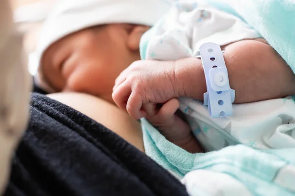 Tatlı Asyalı bebek, yeni doğmuş. Yaklaş.