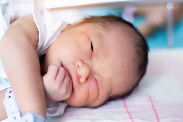 Милый Азиатский Ребенок Новорожденный Крупным Планом — стоковое фото