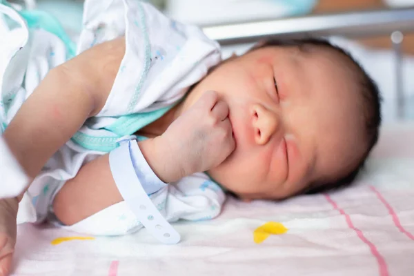 Милый Азиатский Ребенок Новорожденный Крупным Планом — стоковое фото