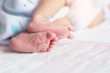 Yeni doğan bebek sevgisine yakın çekim