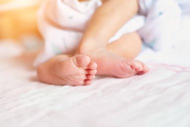 Yeni doğan bebek sevgisine yakın çekim