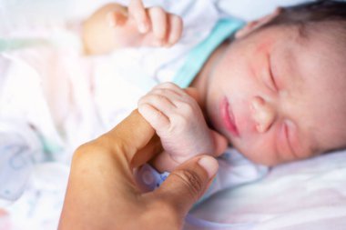 Yeni doğan küçük narin bir el - yakın portre