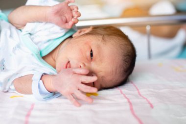 Tatlı Asyalı bebek, yeni doğmuş. Yaklaş.