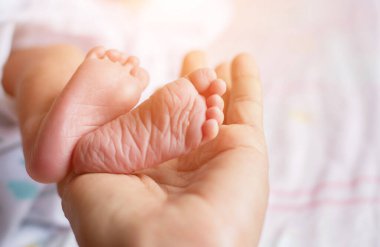 Yeni doğan bebek sevgisine yakın çekim