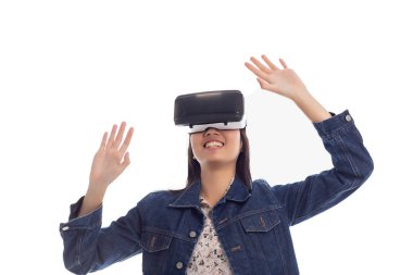 Stüdyoda VR gözlüklü güzel bir kadının portresi.