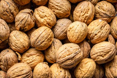 Bir kase dolusu ceviz, çok sağlıklı ve yenmeye hazır.