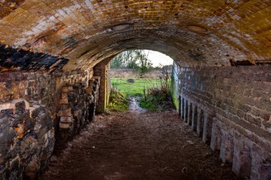 Hollanda 'da terk edilmiş eski tuğla fabrikası, Fortmond yakınlarında 1828' de kuruldu ve 1976 'da Overijssel, Ijssel nehri boyunca kapandı.