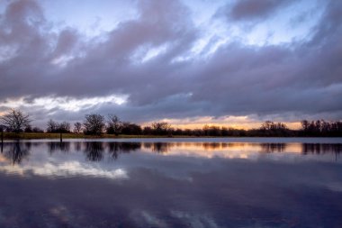 Akşamki mavi saatte güzel bir göl manzarası, Nehir kenarındaki Fortmond nehrinde Ijssel, Hollanda Overijssel vilayetinde.